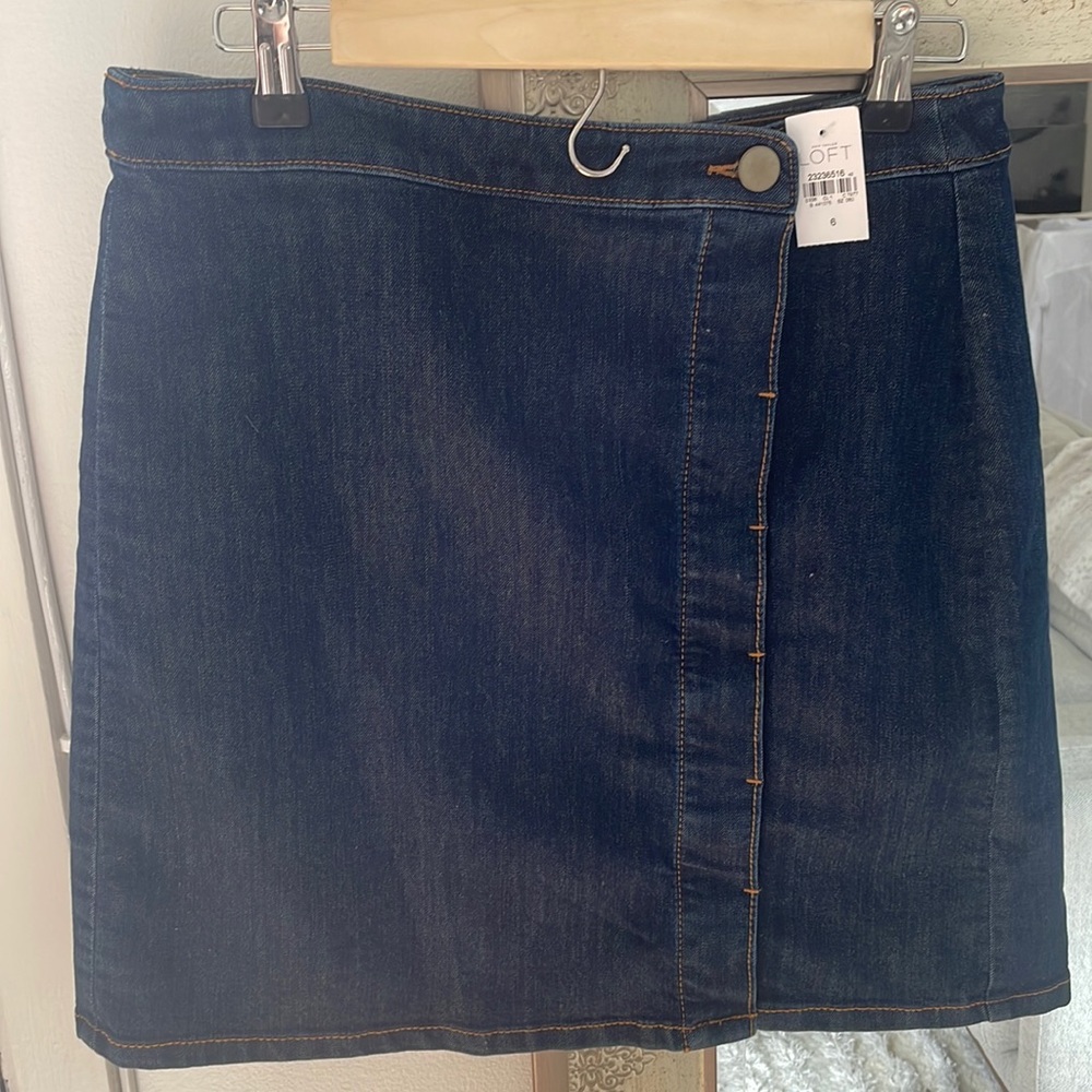 Loft denim skirt. Size 6.